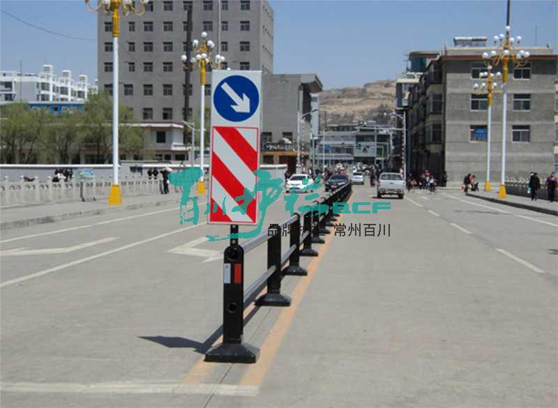 img of 山西太原移動(dòng)式護(hù)欄工程